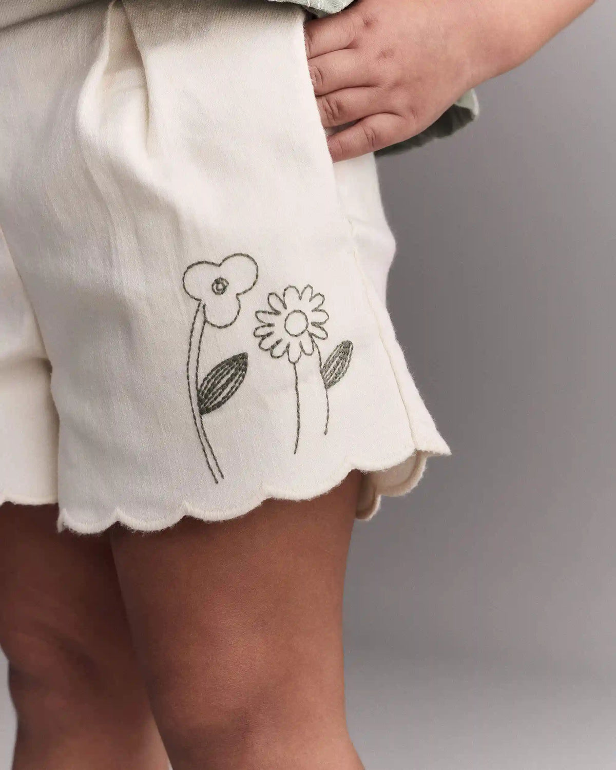 Toddler Girl Floral Scalloped Shorts - Cream